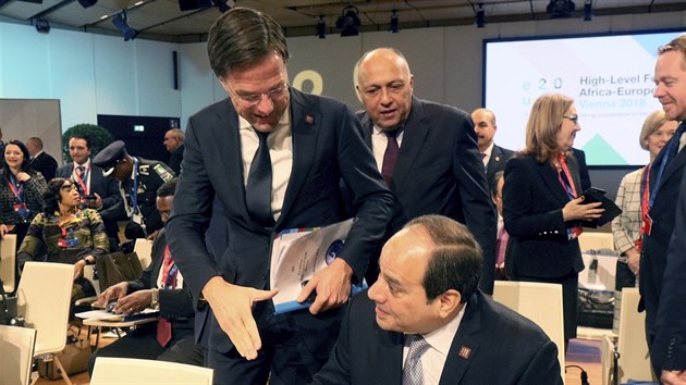 Holandský premiér Mark Rutte vítá egyptského prezidenta Abdel-Fattah el-Sissi na konferenci EU o Africe ve Vídni.