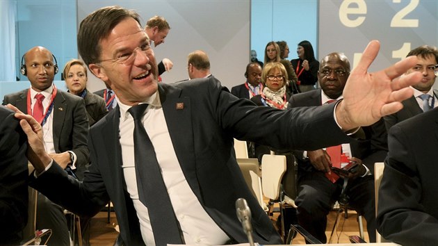 Holandský premiér Mark Rutte vtipkuje během konference EU-Afrika.