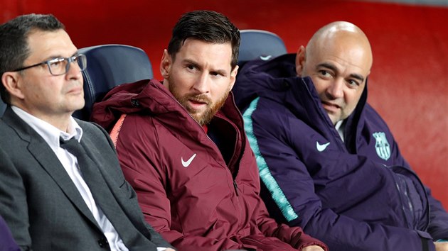 Lionel Messi na lavice nhradnk pi utkn Barcelony v Lize mistr proti Tottenhamu.