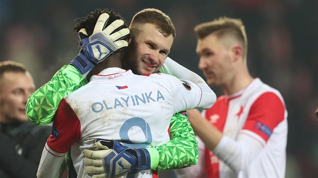 Slvistick brank Ondej Kol objm spoluhre Petera Olayinku pot, co tm v Evropsk lize porazil Petrohrad.