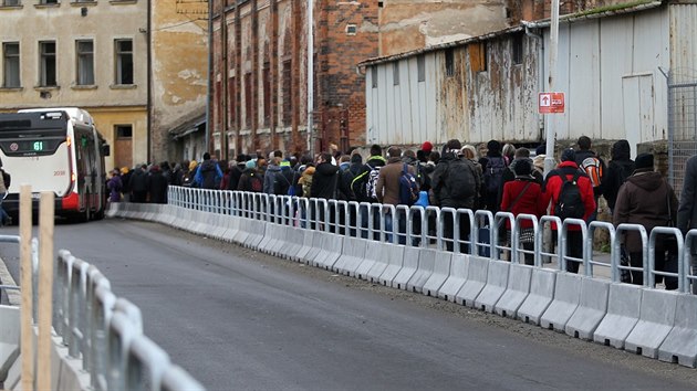 Davy lid na dolnm ndra, kter od nedle slou provizorn jako hlavn eleznin stanice.