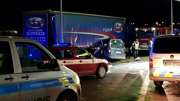Osobn auto na erpac stanici u dlnice D5 narazilo do odstavenho kamionu. (9. prosince 2018)