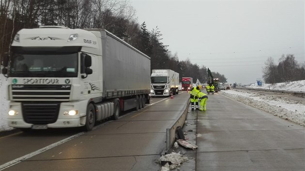 Dlnci zaali na problematickm seku D1 mezi Humpolcem a Vtrnm Jenkovem posouvat provizorn svodidla. (20. prosince 2018)