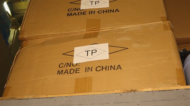 Celn�ci na tr�inici Sapa na�li pad�lan� ply�ov� a plastov� hra�ky za des�tky milion� korun (12.12.2018)