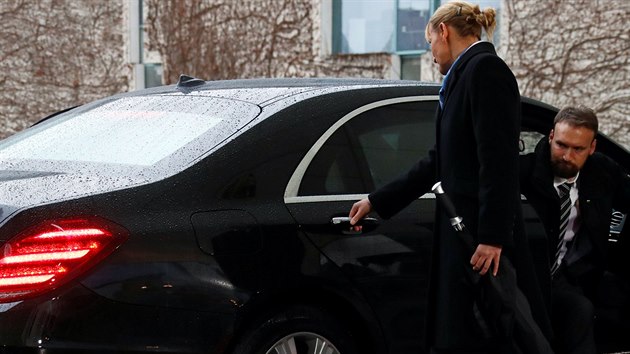 Britsk premirka Mayov se zasekla v aut (11.12.2018)