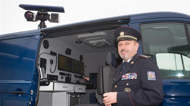 Uherskohradišťská společnost EVPÚ Defence nachystala pro cizineckou policii speciálně upravená auta, která dokážou odhalit lidi na patnáctikilometrovou vzdálenost.