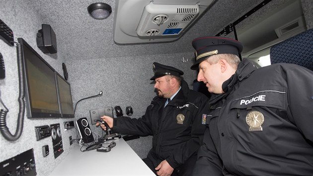 Uherskohradišťská společnost EVPÚ Defence nachystala pro cizineckou policii speciálně upravená auta, která dokážou odhalit lidi na patnáctikilometrovou vzdálenost.