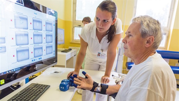 Pacient v uherskohradišťské nemocnici zkouší robotickou ruku, která pomáhá při rehabilitaci.