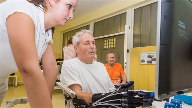 Lidem po mozkové příhodě pomáhá s rehabilitací robotická ruka. Metodu představili v uherskohradišťské nemocnici.
