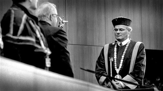 Petr Sáha převzal insignie nově vzniklé zlínské univerzity v květnu 2001, krátce poté, co jej do funkce jmenoval tehdejší prezident Tomáš Havel.