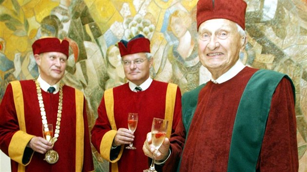 Tomáš Baťa junior na snímku z června 2007 spolu s tehdejším novým rektorem Ignácem Hozou (vlevo) a jeho předchůdcem (a později i nástupcem) Petrem Sáhou.