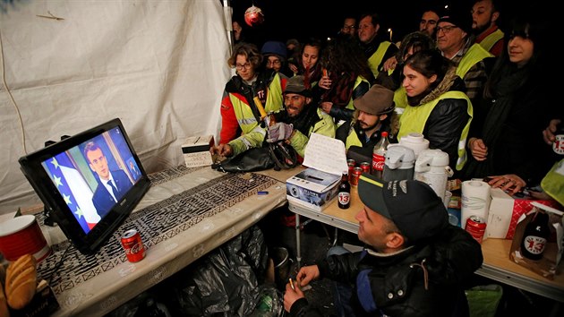 Pslunci protestnho hnut lutch vest sleduj v televizi projev francouzskho prezidenta Emmanuela Macrona, kter slbil zven minimlnch mezd a dal levy. (10. 12. 2018)