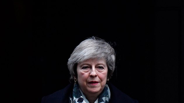 Britsk premirka Theresa Mayov opout sv sdle v Downing Street 10 v Londn. (17. 12. 2018)