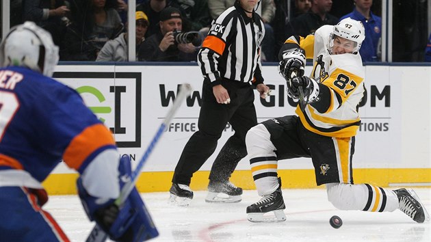 Sidney Crosby z Pittbsurghu vysílá střelu na brankáře Robina Lehnera z New York Islanders.