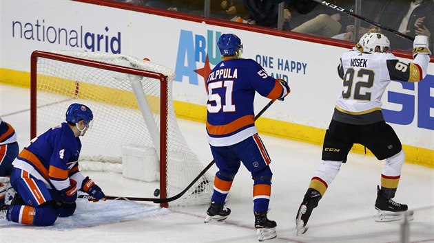 Tom Nosek (vpravo) z Vegas se raduje z glu v duelu s New York Islanders.