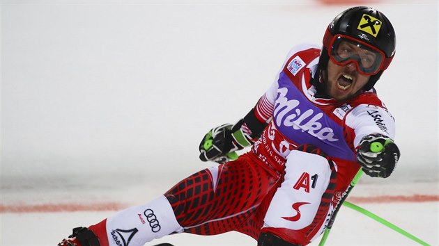 Rakuan Marcel Hirscher se raduje z triumfu v paralelnm slalomu v italskm stedisku Alta Badia.
