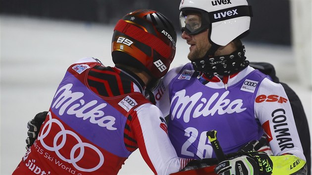 Vtzn Rakuan Marcel Hirscher (vlevo) a poraen finalista Thibaut Favrot z Francie.