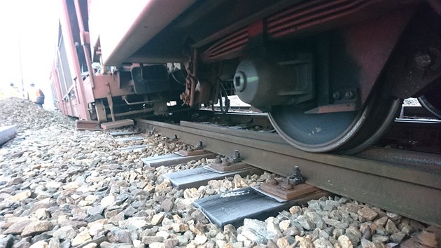 V Nymburce vykolejil nkladn vlak pevejc auta. (14. 12. 2018)