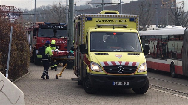 Ve stanici metra Vltavsk spadl mu do kolejit ped pijdjcm vlakem. (17. 12. 2018)