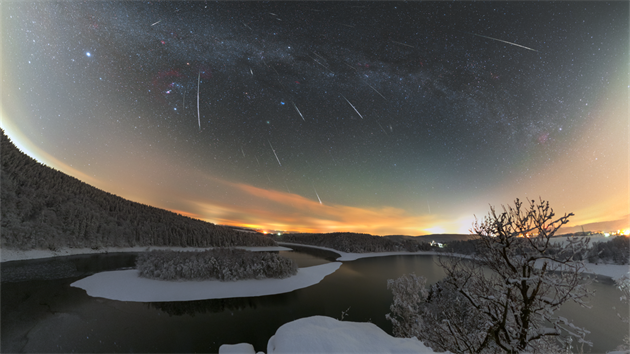 Fotograf zachytil meteorick roj u Sesk pehrady, kde ve svm volnu pebv.