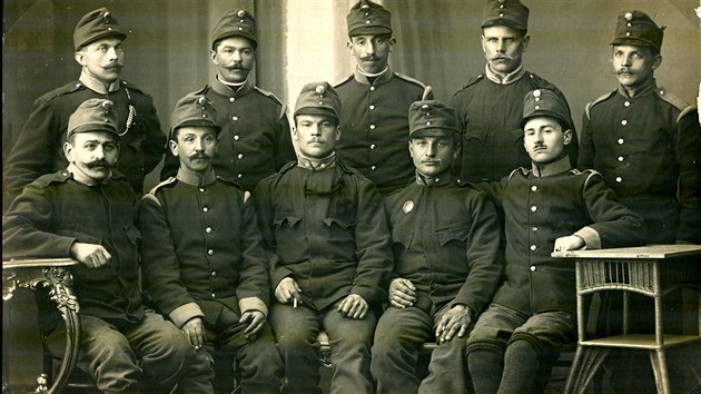 Knihtiskař Josef Štusák (sedící vpravo) v době vojenské služby za I. světové války.