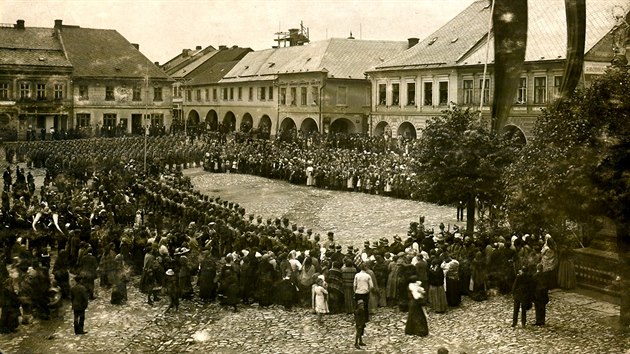 Polní mše pražského domobraneckého pluku č. 8 na českotřebovském náměstí v srpnu 1914.