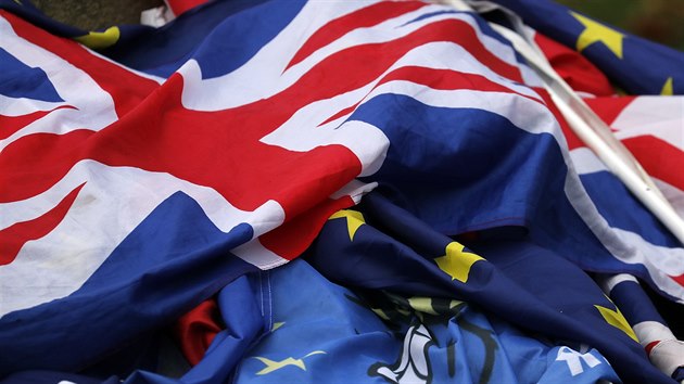 Vlajky Evropské unie a Velké Británie na zemi před budovou britského parlamentu.(12. prosince 2018)
