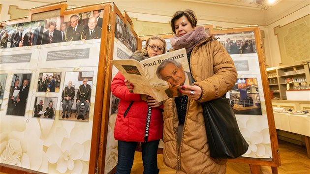 V přerovském městském domě se konalo veřejné rozloučení s válečným veteránem a majitelem podniku Meopta Paulem Rausnitzem.