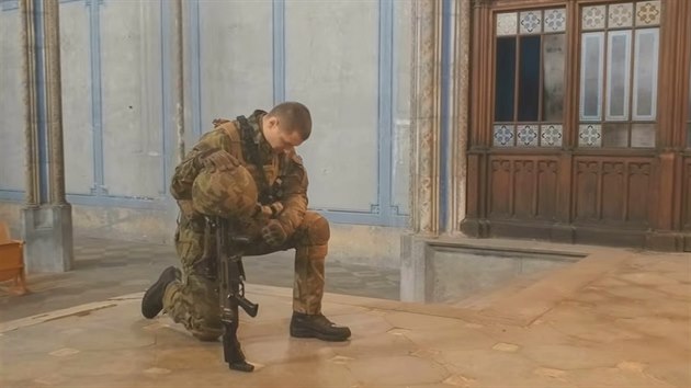 Zaátek videa desátníka Martina Frydryka o práci jeho jednotky patí modlitb...