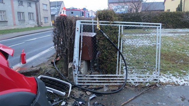 idi nkladnho vozu pi projdn Libivou rozhodilo trojit kchnut. Vsledkem bylo vyjet ze silnice a nraz do brny.