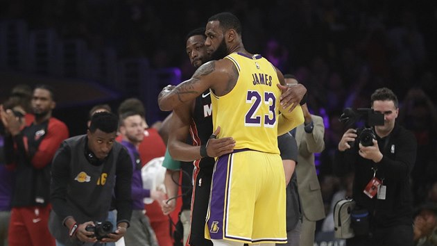 LeBron James (23) z LA Lakers se naposledy utkal s Dwyanem Wadem z Miami, a tak se po zpase objmaj. Wade kon kariru.