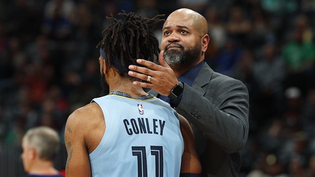 J. B. Bickerstaff, hlavn trenr Memphisu, utuje svho rozehrvae Mika Conleyho.