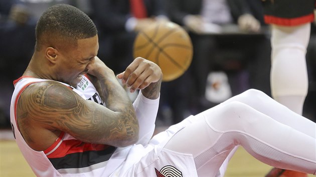 Damian Lillard z Portlandu dopadl v zpase s Houstonem na rameno.