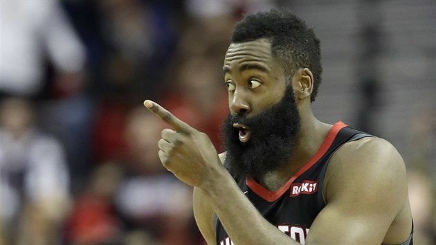 James Harden z Houstonu se raduje ze sv trefy.