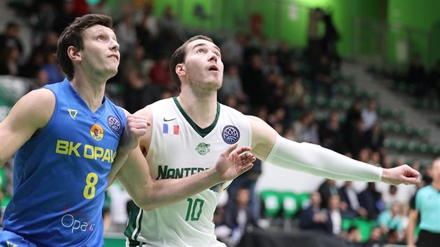 Hugo Invernizzi (v blm) z Nanterre a Jan vandrlk z Opavy bojuj o doskok.