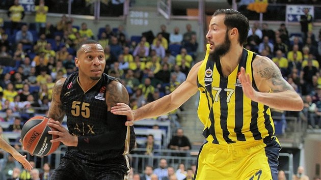 Curtis Jerrells (55) z Milna to na ko Fenerbahce kolem Joffreyho Lauvergneho.