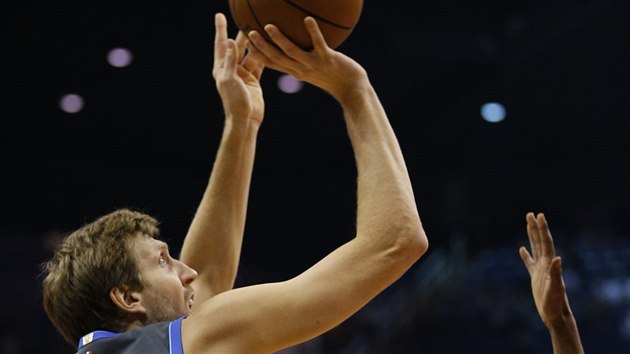 Dirk Nowitzki z Dallasu stl na ko Phoenixu.