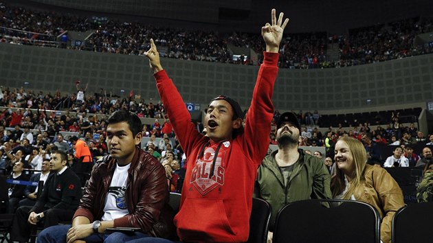 Fanouek Chicago Bulls oslavuje v mexick aren tbodovou trefu proti Orlando Magic.