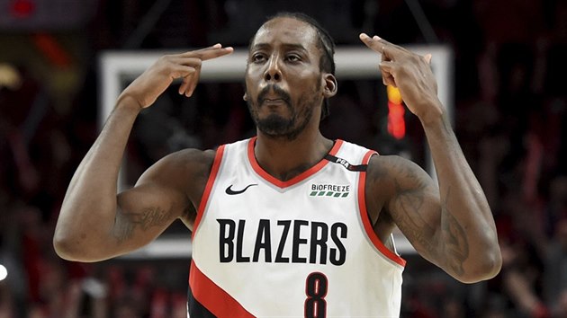 Al-Farouq Aminu z Portlandu slav trojku proti Torontu.