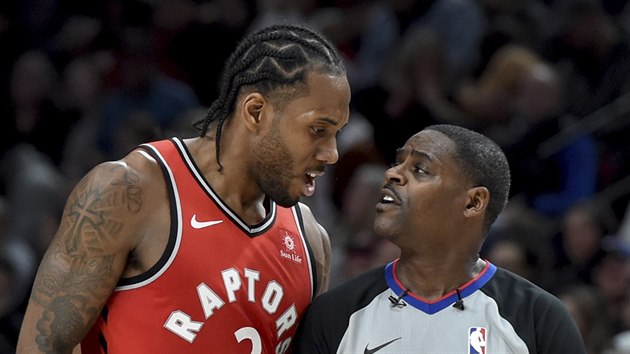 Kawhi Leonard z Toronta debatuje s rozhodm Leroyem Richardsonem.