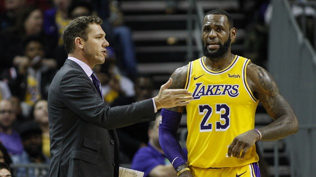 LeBron James z LA Lakers naslouch svmu trenrovi Luku Waltonovi.