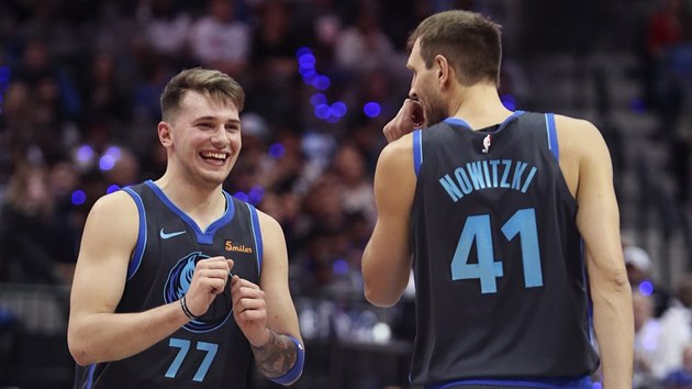 Luka Doni (vlevo) a Dirk Nowitzki z Dallas Mavericks