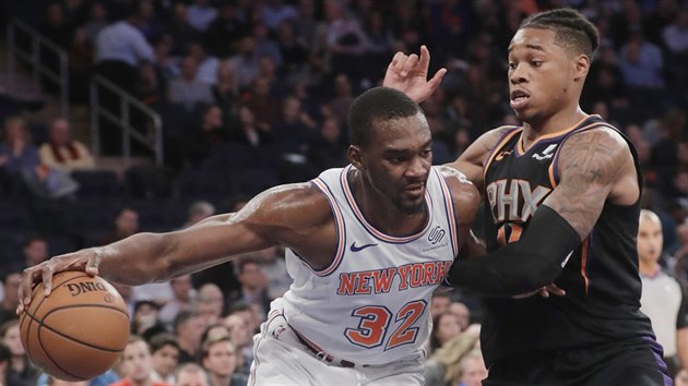 Richaun Holmes (vpravo) z Phoenixu se pokou zastavit Noaha Vonleha z New Yorku.