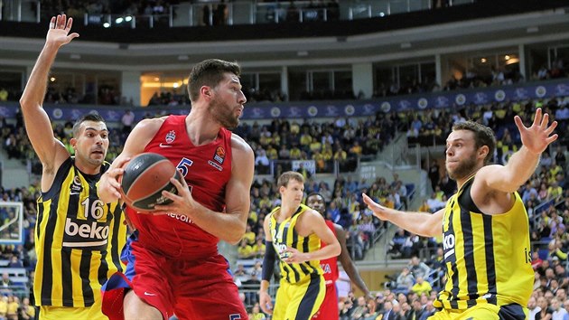 Alec Peters (v ervenm) z CSKA Moskva pod tlakem brncch Kostase Slukase (vlevo) a Nicolo Melliho (vpravo) z Fenerbahce Istanbul. V pozad Jan Vesel, kter si hled jinch hr.