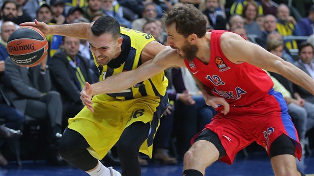 Kostas Slukas (vlevo) z Fenerbahce pod tlakem Sergia Rodrigueze z CSKA Moskva.