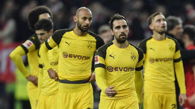 Fotbalist Dortmundu v ele s Pacem Alcacerem opoutj stadion Fortuny Dsseldorf.