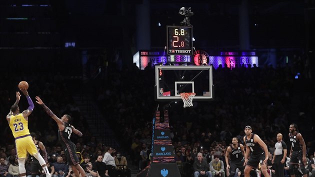 LeBron James (23) z LA Lakers stl na ko Brooklynu pes Rondaeho Hollise-Jeffersona.