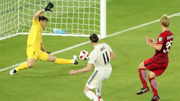 Gareth Bale (v blm) z Realu Madrid skruje proti Kaim.