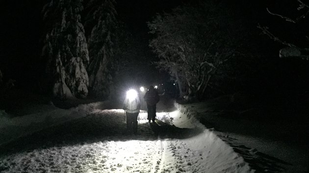 Účastníci nočního výstupu na Sněžku bojovali s mrazem a silným větrem.