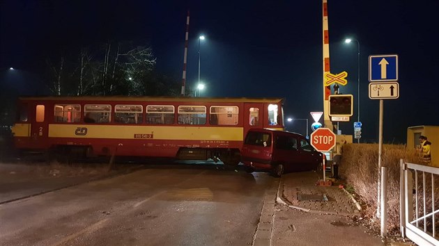 Nehoda auta a vlaku v Nchod-Blovsi (18. 12.2018).